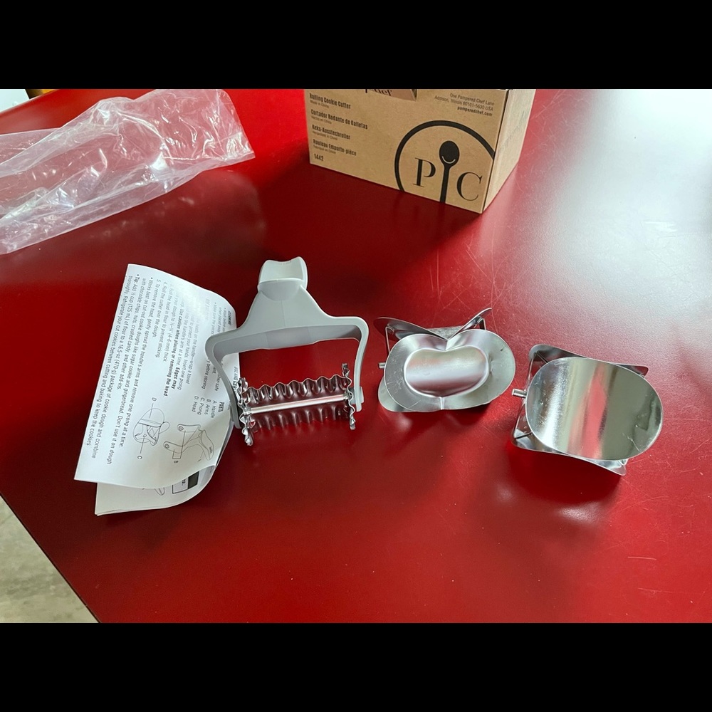 Pampered chef rolling cookie cutter complete with instructions